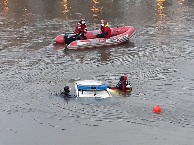 Labores de rescate del coche patrulla que ha caído al Urumea