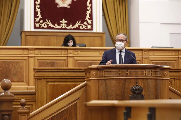 El consejero de Hacienda y Administraciones Públicas de C-LM, Juan Alfonso Ruiz Molina, en las Cortes