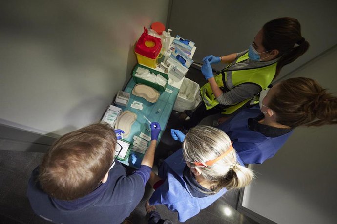 Varios trabajadores sanitarios, con material necesario para administrar la vacuna