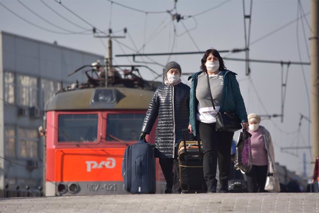 Mujeres saliendo de tren en Moscú recién llegadas de Ucrania
