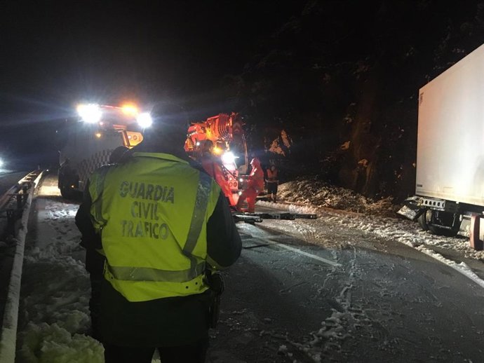 Un camión cruzado a causa de la nieve corta al tráfico la A-15 en sentido Guipúzcoa.