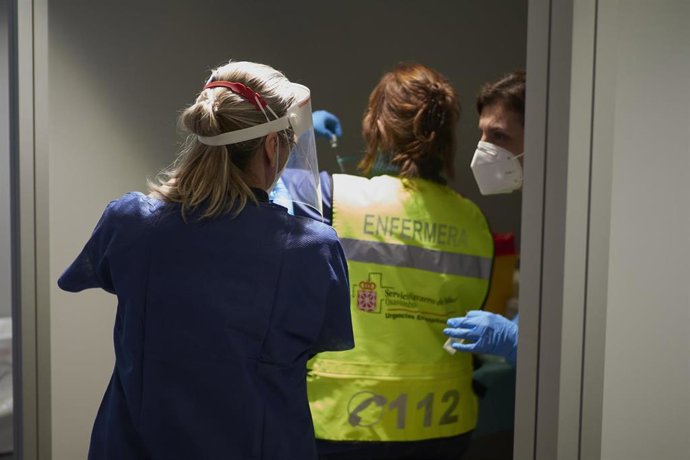 Tres trabajadoras sanitarias, en un centro de Refena donde se ha administrado la vacuna contra la COVID-19 a profesionales sociosanitarios, en Pamplona, Navarra (España), a 29 de diciembre de 2020. Navarra ha comenzado este martes a vacunar frente al Co