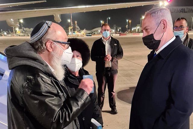 El primer ministro de Israel, Benjamin Netanyahu (d), recibe al espía Jonathan Pollard tras su llegada al país después de su liberación en EEUU
