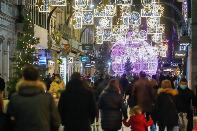 Varias personas pasean por la Calle de Príncipe, en Vigo (España), a 5 de diciembre de 2020.
