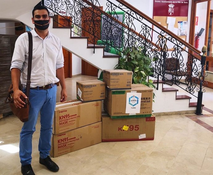 El alcalde de Turre, Martín Morales, junto a varios paquetes de mascarillas