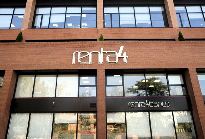 Entrada principal a una de las oficinas de Renta 4 Banco, en Madrid (España) a 28 de febrero de 2020.