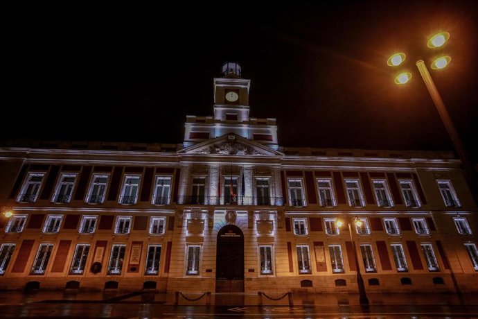 El reloj de la Puerta del Sol marca las 00 horas durante la primera noche de toque de queda en Madrid (España), a 26 de octubre de 2020. El Gobierno central anunció el pasado domingo la aprobación del estado de alarma para toda España, que entró en vigo