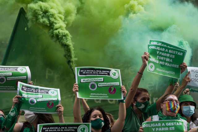 Simpatizantes de la Campaña Nacional por el Aborto Legal, Seguro y Gratuito festejan la aprobación del dictamen que envía a la Cámara de Diputados la ley de Interrupción Voluntaria de Embarazo, en Buenos Aires, Argentina, a 4 de diciembre de 2020.