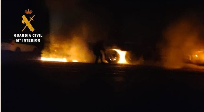 Agentes de la Guardia Civil sofocan un fuego declarado en un camión en la carretera N-121-A.