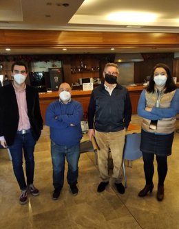 Miembros de la gestora de Cáceres Viva con representantes de la Asociación Musical Cacereña