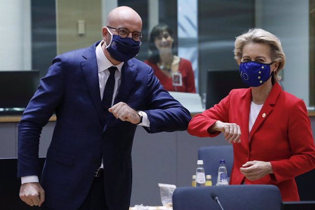 HANDOUT - 01 October 2020, Belgium, Brussels: President of the European Council Charles Michel (L) greets President of the European Commission Ursula von der Leyen with elbow during the EU summit. Photo: Dario Pignatelli/European Council /dpa - ATTENTIO