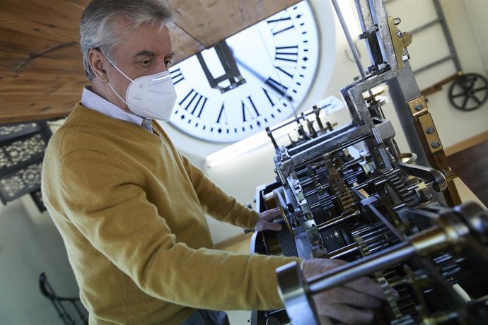 Uno de los trabajadores del campanario de la Puerta del Sol, Jesús López Tarradas