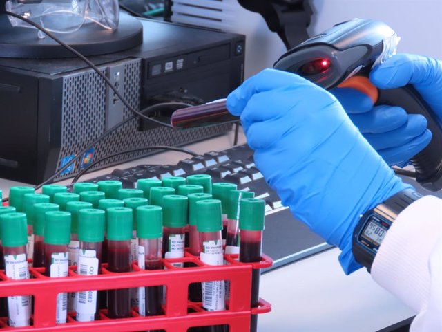 Trabajos en un laboratorio en el Instituto Jenner sobre la vacuna contra el coronavirus desarrollada por la Universidad de Oxford y AstraZeneca
