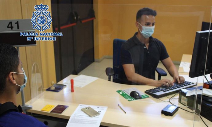 Agente de la Policía Nacional realizando trabajo de oficina. 