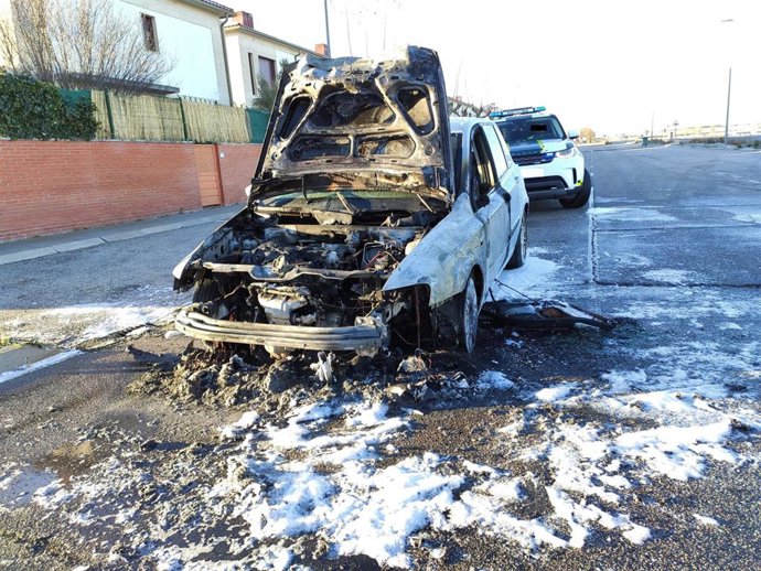 Vehículo incendiado en la calle Ría de Vigo de Castellanos de Moriscos (Salamanca).