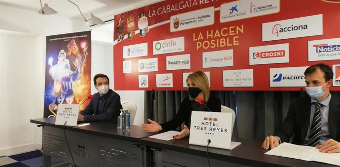 Patxi Irisarri, de CaixaBank, Mamen Sádaba, de la Asociación Cabalgata Reyes Magos de Pamplona; y Fernando Urra, de la Fundación Caja Navarra, presentan el espectáculo 'Stella'