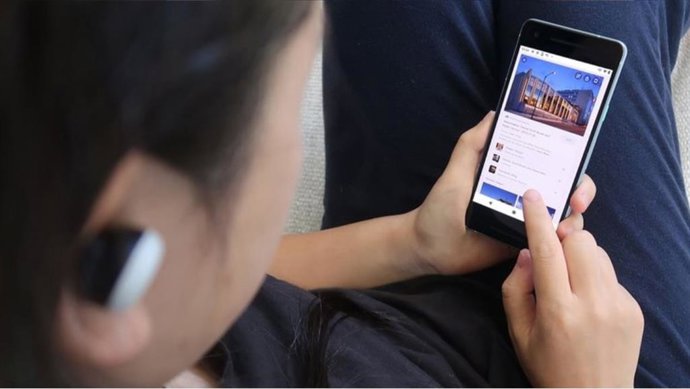 Un hombre busca en Google