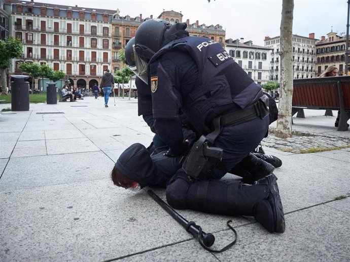 La Policía Nacional procede a la detención de una persona durante la manifestacion ilegal de protesta y apoyo al terrorista de ETA Patxi Ruiz, preson en la cárcel Murcia II en hueloga de hambre, en Pamplona, Navarra, a 23 de mayo de 2020.