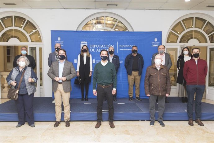 El presidente de la Diputación de Almería entrega subvenciones a ONG junto al diputado delegado de Presidencia, Lucha contra la Despoblación y Turismo, Fernando Giménez