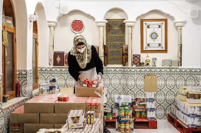 Voluntaria en una mezquita, colabora para repartir alimentos a los necesitados durante la pandemia.