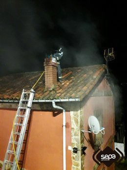 Los bomberos sofocan un incendio en una vivienda en Cafuel, Langreo.