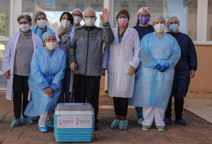 Batiste Martí de 81 años saluda junto al equipo médico tras ser vacunado, el primero en la Comunitat Valenciana