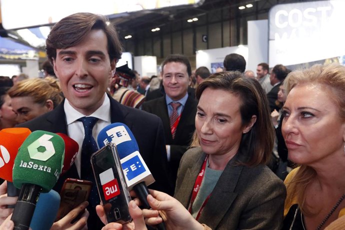 El vicesecretario de Comunicación del PP, Pablo Montesinos, la portavoz del PP en el Congreso, Cuca Gamarra, y la diputada por Málaga por el PP, Carolina España, en la Feria Internacional de Turismo. En Madrid, a 23 de enero de 2020.