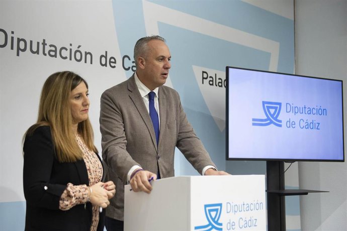 Irene García con Ruiz Boix en rueda de prensa