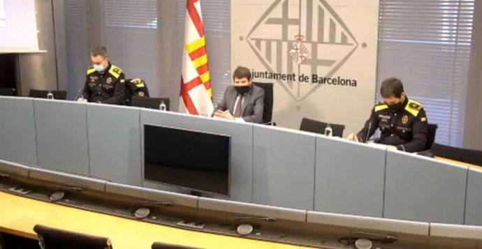El teniente de alcaldía de Seguridad del Ayuntamiento de Barcelona, Albert Batlle, y el intendente mayor de la Guardia Urbana, Pedro Velázquez, en rueda de prensa