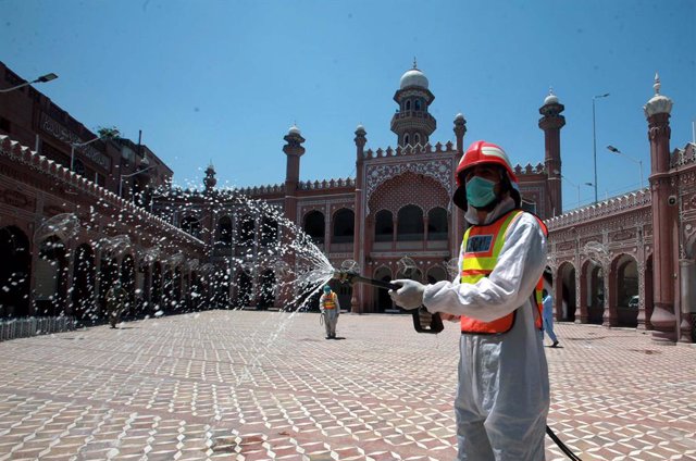Trabajos de desinfección en una mezquita de Pakistán durante la pandemia de coronavirus