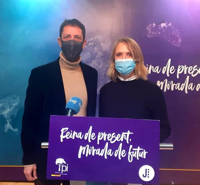 El presidente de El PI, Antoni Amengual, y la portavoz parlamentaria, Lina Pons, en una rueda de prensa