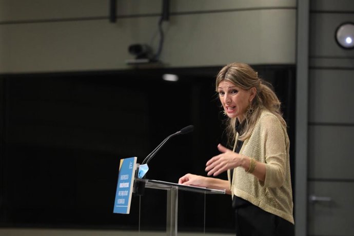 La ministra de Trabajo y Economía Social, Yolanda Díaz, presenta el Plan de Impulso de la Formación Profesional para el Trabajo Autónomo y la Economía Social, en la sede del Ministerio, en Madrid (España), a 18 de noviembre de 2020.