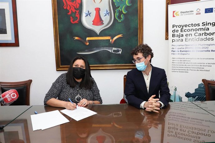 La delegada de Asistencia Económica a los Municipios de la Diputación de Córdoba, Dolores Amo, en la firma con el alcalde de Almedinilla, Jaime Castillo.