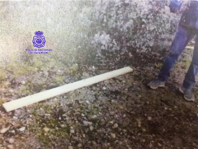 Tablón con puntas colocado por el detenido para impedir el paso de ciclistas.