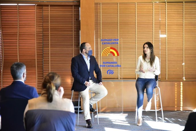 El presidente del PP catalán, Alejandro Fernández, y la hasta ahora portavoz de Cs en el Parlament y el Senado, Lorena Roldán.