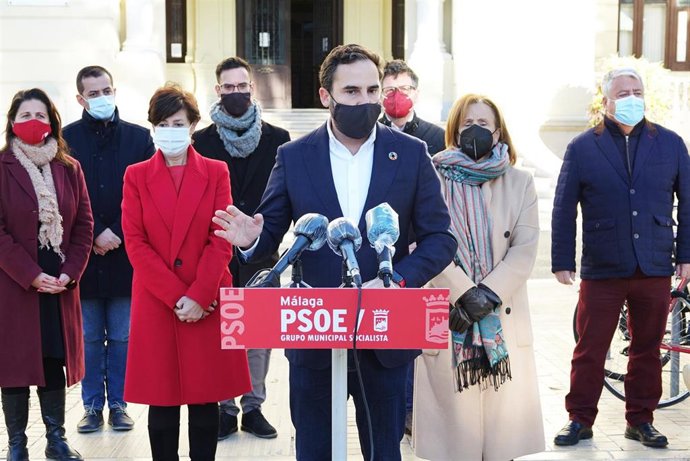 El grupo municipal socialista en rueda de prensa frente al Ayuntamiento