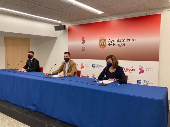 Vicente Marañón, coportavoz del equipo de Gobierno, Daniel de la Rosa, alcalde de Burgos, y Nuria Barrio, coportavoz del equipo de Gobierno