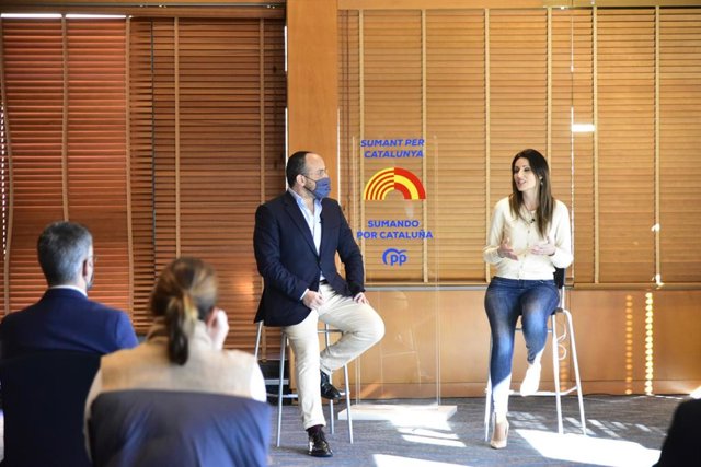 El presidente del PP catalán, Alejandro Fernández, y la hasta ahora portavoz de Cs en el Parlament y el Senado, Lorena Roldán.