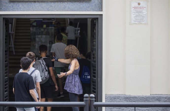 Imagen de septiembre de alumnos accediendo a un instituto de Educación Secundaria de Sevilla. 