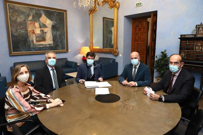 El presidente de la Diputación de Córdoba, Antonio Ruiz (segundo por la dcha.), en la firma de Cinco SA
