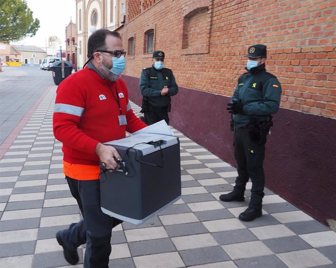 LLegada de las vacunas de la campaña Covid a la residencia El Fontán de Nava del Rey (Valladolid).