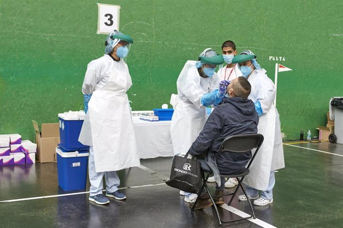 Una hombre es sometido a una prueba PCR en el dispositivo instalado en el Frontón Arizmendi de Ermua, Vizcaya, Euskadi (España), a 26 de octubre de 2020. 
