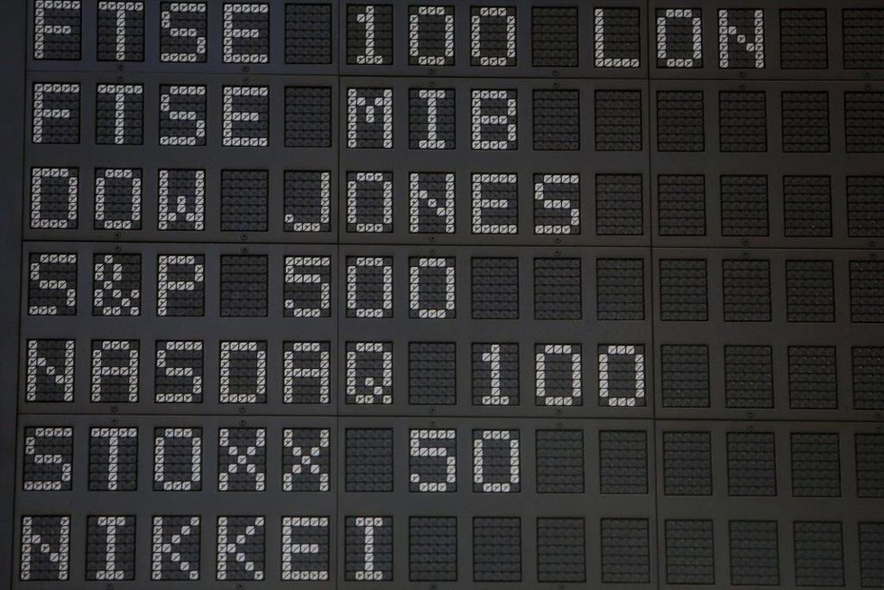 Diferentes valores económicos en la bolsa de Madrid (España), a 28 de diciembre de 2020. El Ibex 35 experimentaba un ascenso del 0,38% en la media sesión de este lunes, lo que llevaba al selectivo a situarse en los 8.142,3 enteros a las 12.01 horas, tra