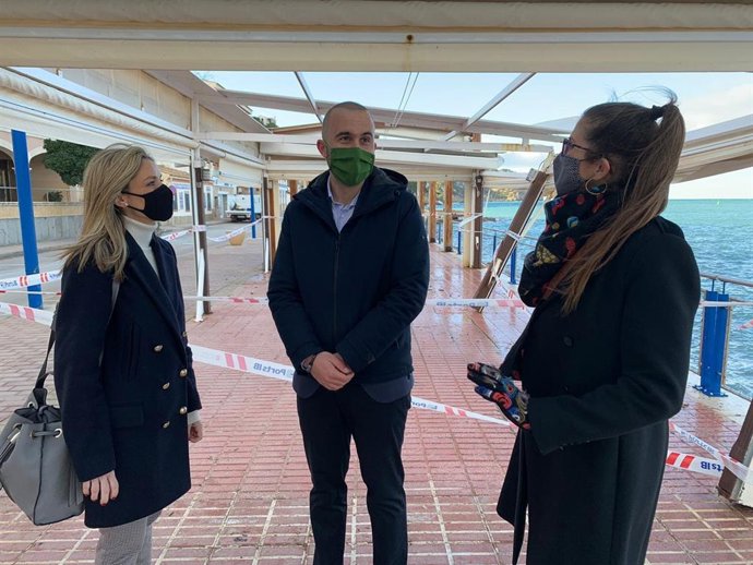 Patricia Guasp, ngel Hoyos y Lidia Sabater, de Cs Baleares, en una visita al puerto de Andratx