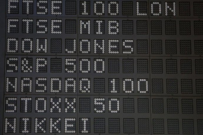 Diferentes valores económicos en la bolsa de Madrid (España), a 28 de diciembre de 2020. El Ibex 35 experimentaba un ascenso del 0,38% en la media sesión de este lunes, lo que llevaba al selectivo a situarse en los 8.142,3 enteros a las 12.01 horas, tra