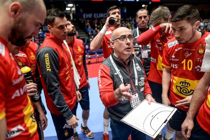 Jordi Ribera da instrucciones durante el España-Letonia del Europeo