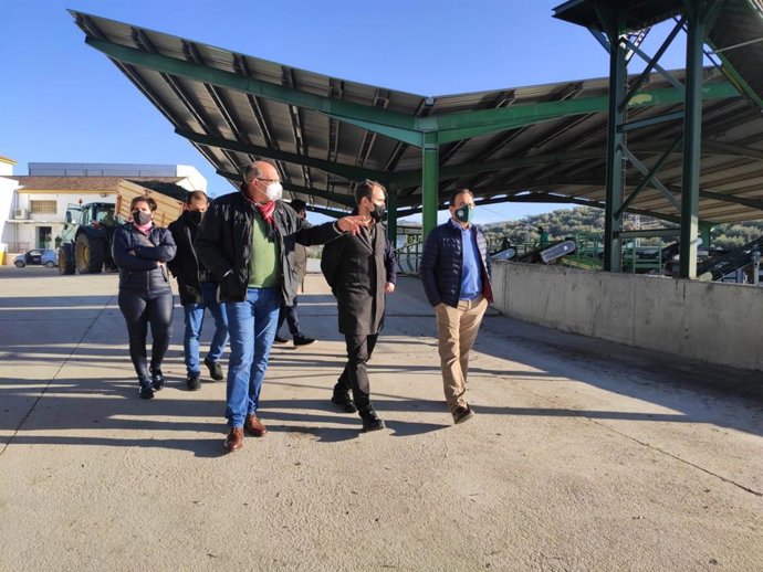 El coordinador general de IU Andalucía, Toni Valero (centro), en su visita a la Cooperativa San Isidro de Espejo (Córdoba)