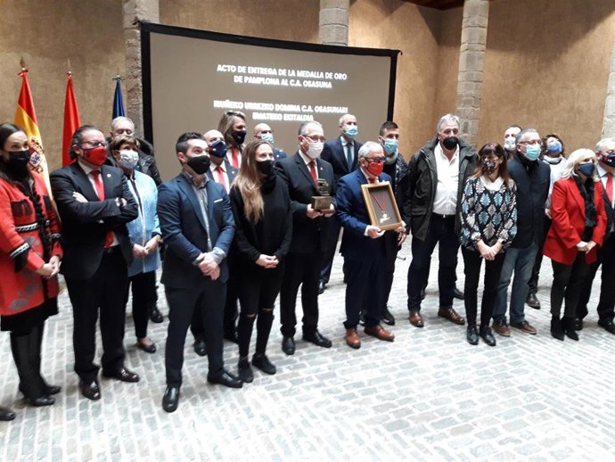 El presidente de Osasuna, Luis Sabalza, con la Medalla de Oro de Pamplona que le ha entregado el alcalde, Enrique Maya, coincidiendo con el centenario del club.