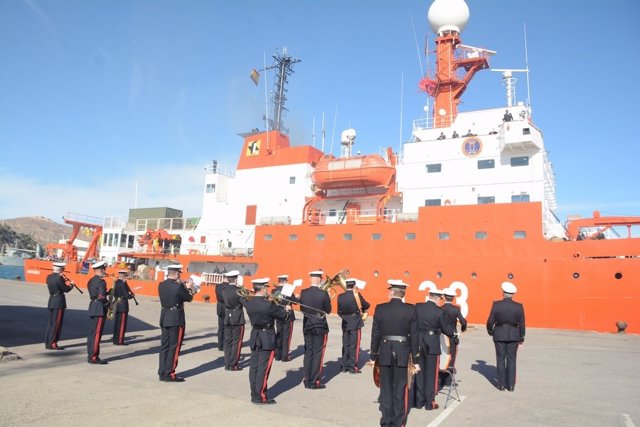 Imagen de la despedida del buque Hespérides en Cartagena