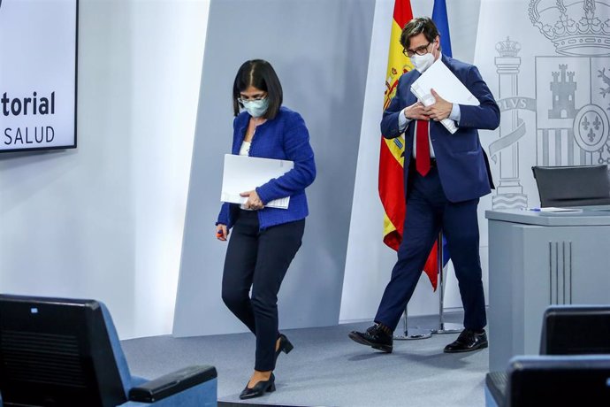 El ministro de Sanidad, Salvador Illa (d), junto a la ministra de Política Territorial y Función Pública, Carolina Darias